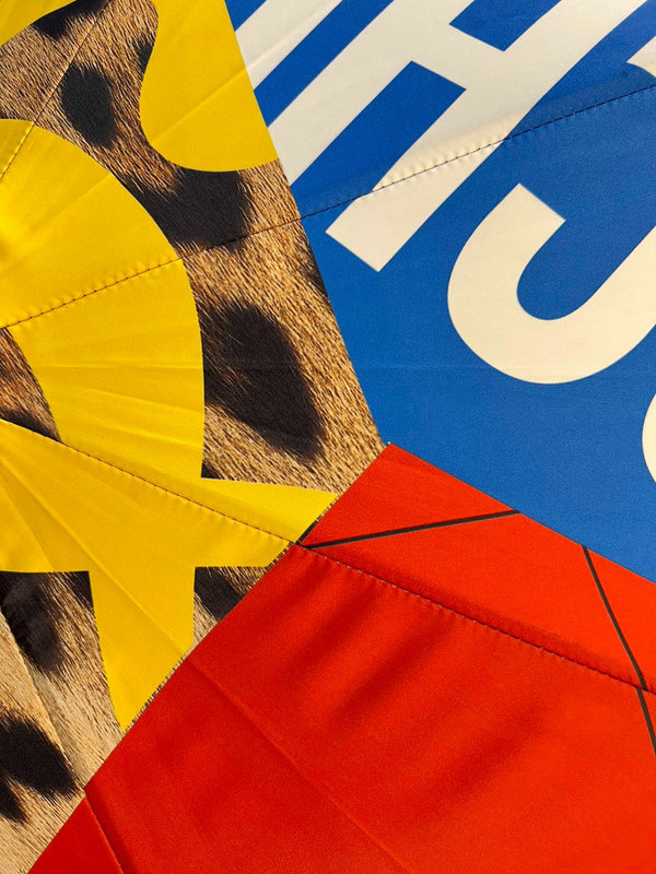 Paraguas Moschino logo